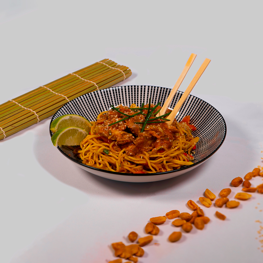 Wok de boeuf aux cacahouètes & coriandre, chop suey de légumes & nouilles de riz à l'huile de sésame