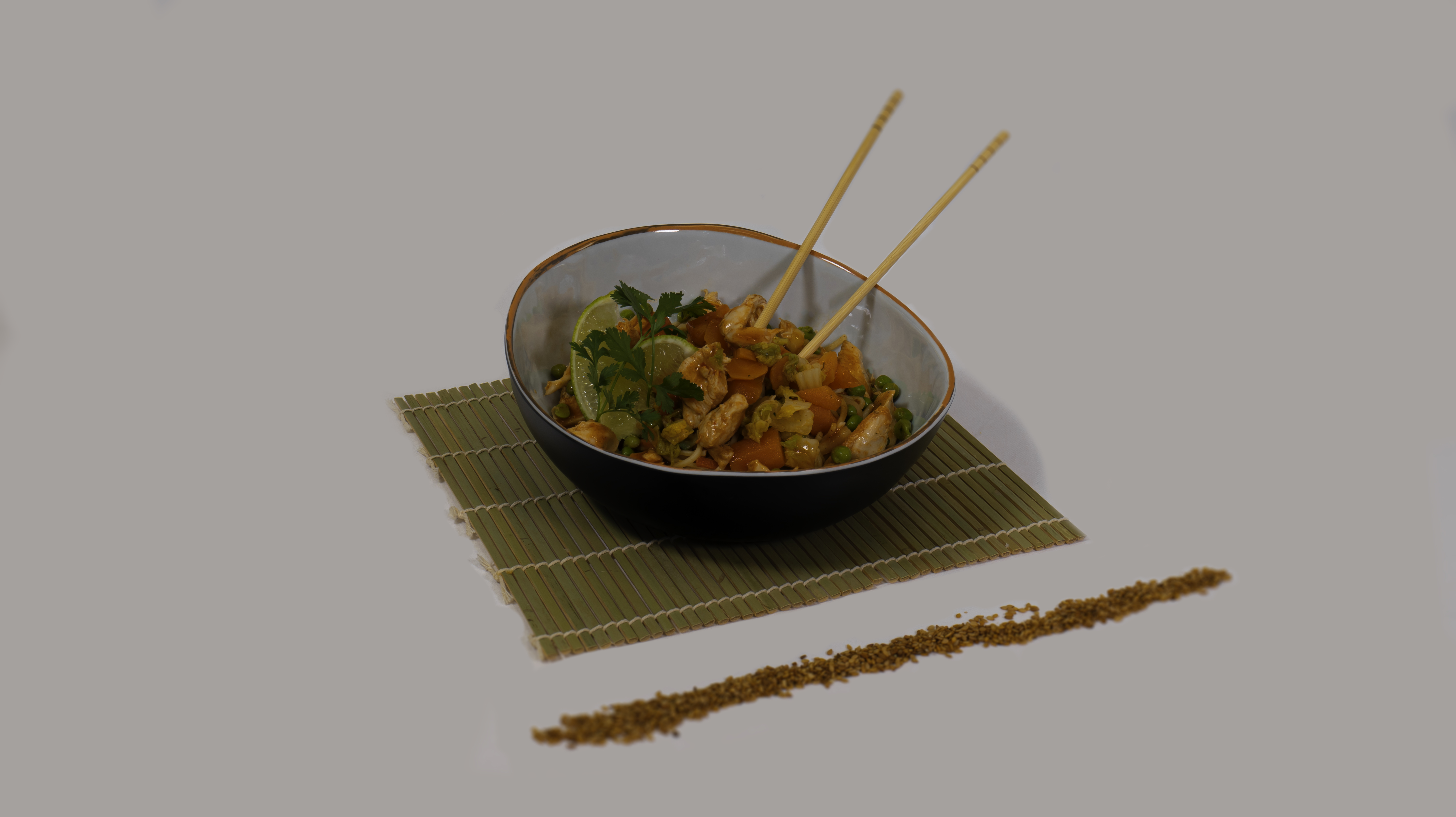 Filet de poulet à l'aigre doux & wok de légumes à la coriandre, sésame & citron vert