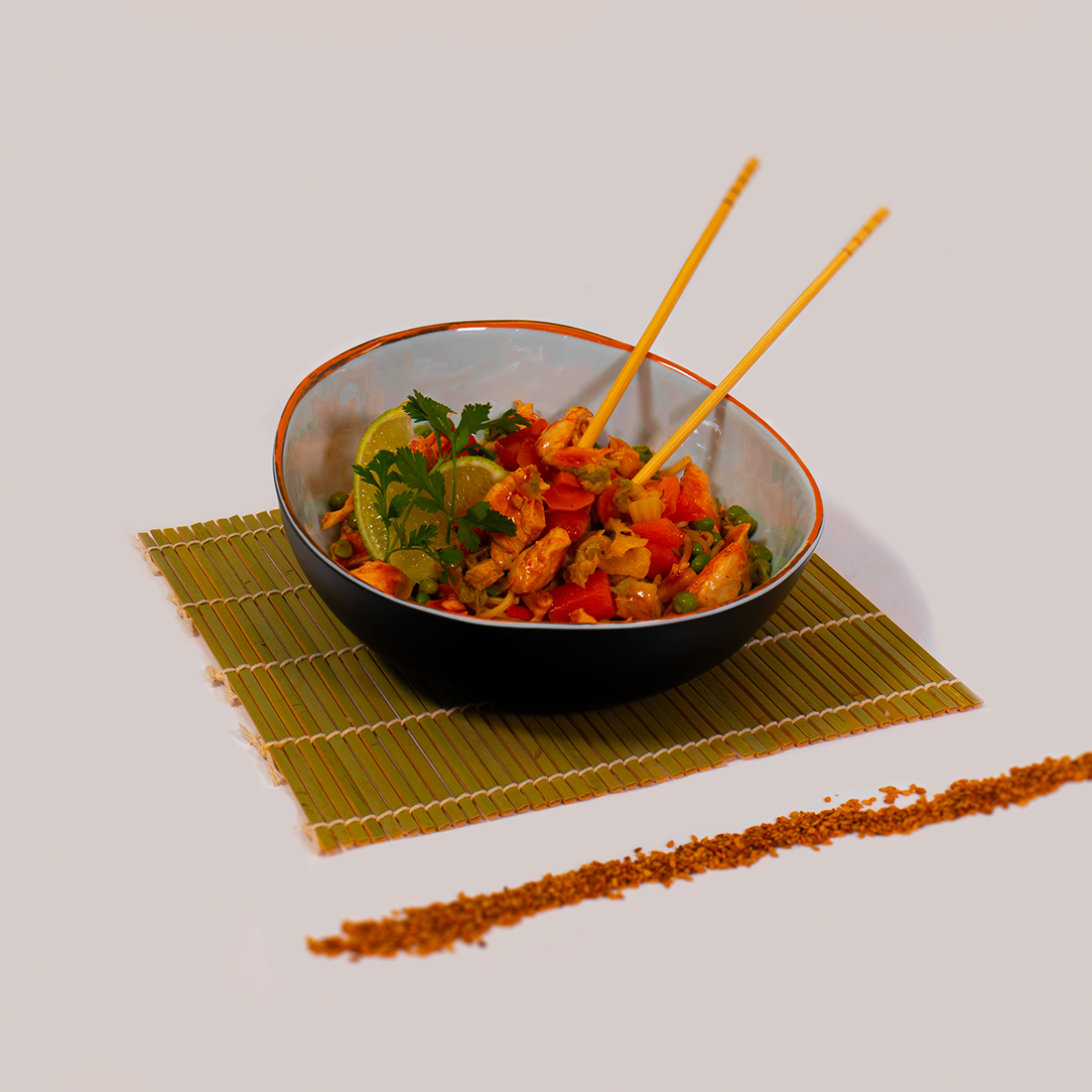Wok de nouilles de riz & chop suey de légumes à la coriandre, sésame & citron vert